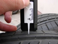Износ протектора шин – как измерить глубину?