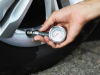 Для чего нужно проверять давление в шинах автомобиля?